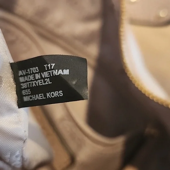 Michael Kors Beige Leather Shoulder Bag Gold Hardware 12.5x8 EUC - Picture 10 of 12